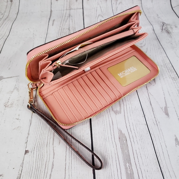 ⚠️LAST 1⚠️ Michael Kors Jet Set Embossed LG Wristlet - Picture 4 of 6